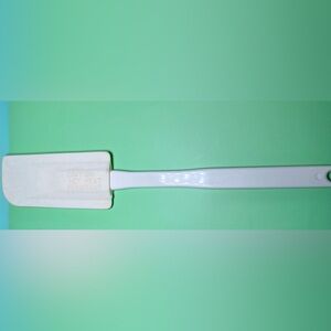 Vintage Tailor Made White‎ Plastic Spatula – Elroy WI – USA